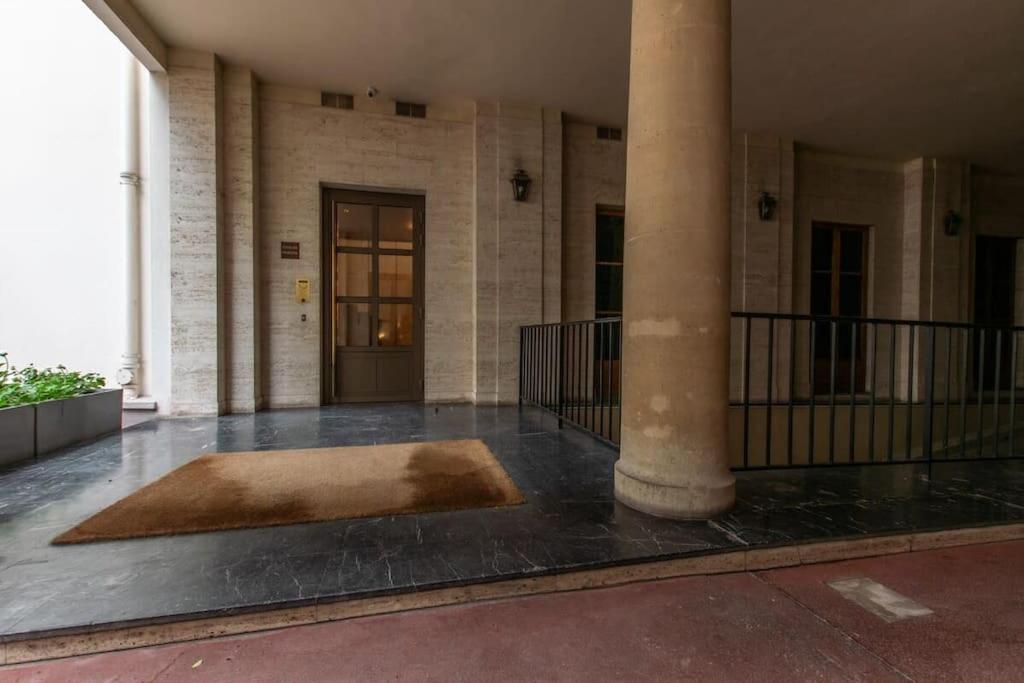 De Luxe Avenue Montaigne Apartment