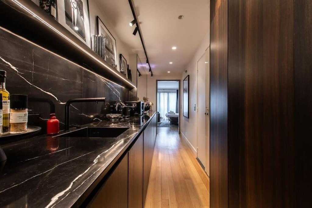 De Luxe Avenue Montaigne Apartment *